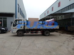 福瑞得機(jī)械瀝青灌縫機(jī)，手扶雙輪壓路機(jī)裝車成功及時(shí)發(fā)貨